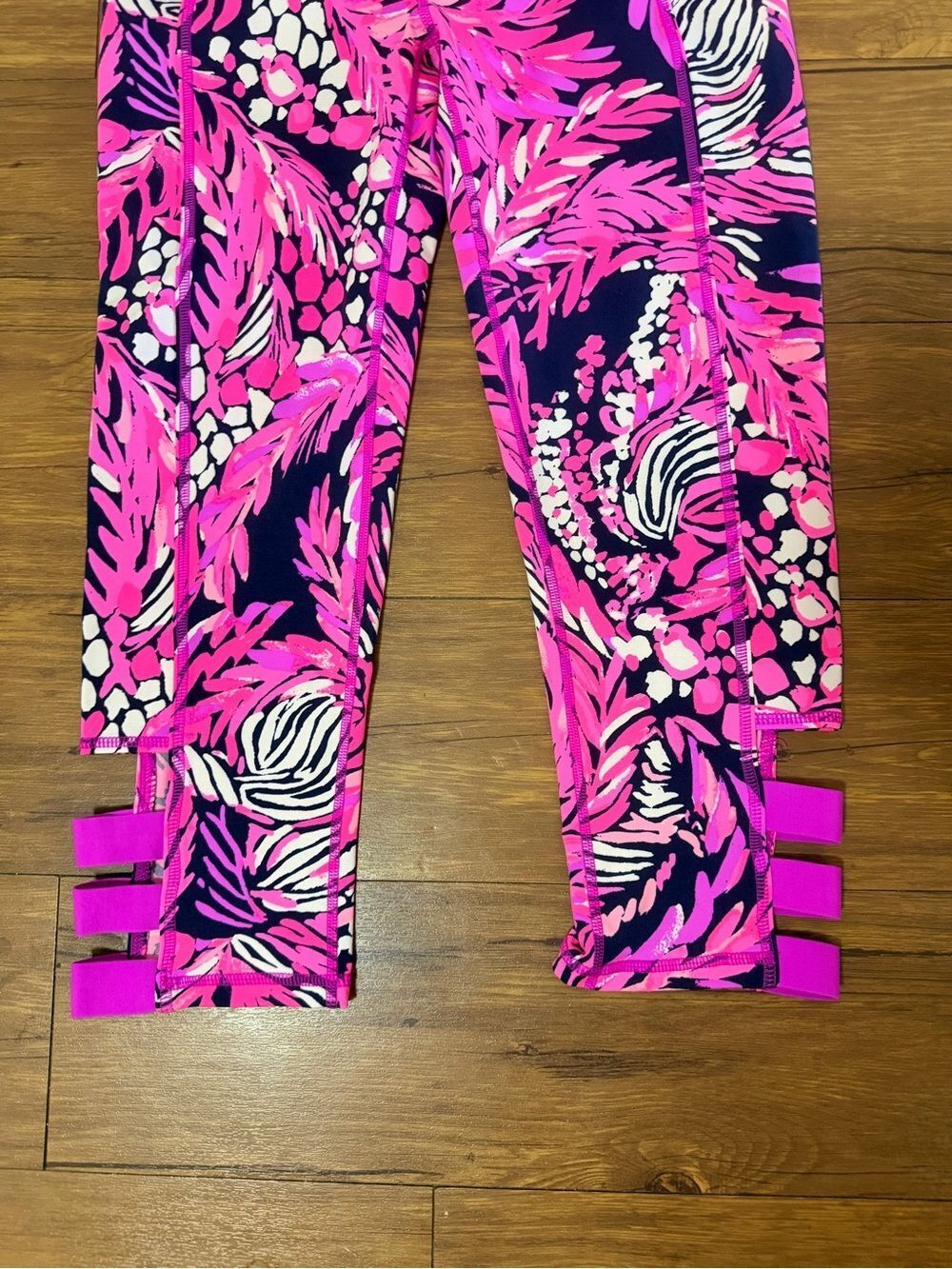Lilly Pulitzer Luxletic Weekender Cropped Leggings Medium A Jungle In Here Print - Picture 3 of 10